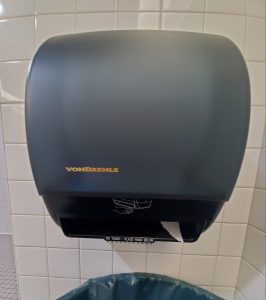 Touchless dispenser of paper towels